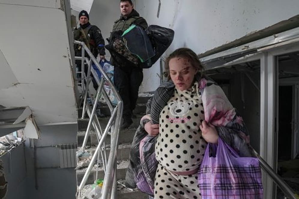 Beim Angriff auf eine Geburtsklinik in Mariupol wurden nach ukrainischen Angaben 17 Menschen verletzt.