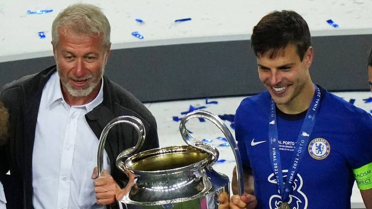 Roman Abramowitsch und Cesar Azpilicueta (r.): Der Eigentümer des FC Chelsea und der Kapitän der Mannschaft nach dem Gewinn der Champions League.