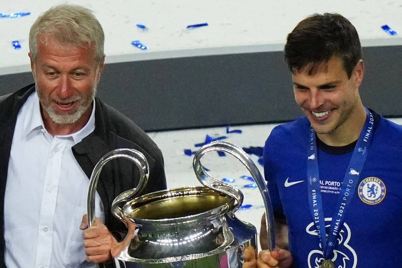 Roman Abramowitsch und Cesar Azpilicueta (r.): Der Eigentümer des FC Chelsea und der Kapitän der Mannschaft nach dem Gewinn der Champions League.