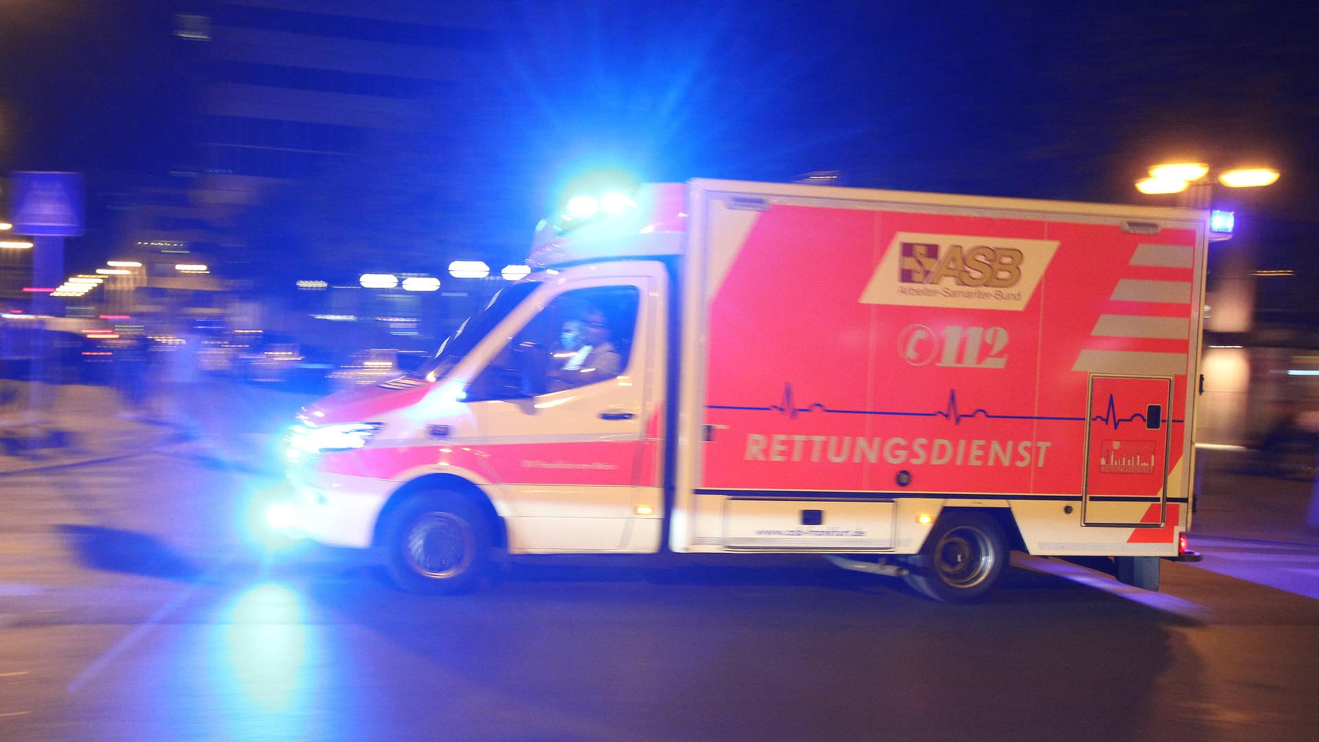 Ein Rettungswagen fährt mit Blaulicht (Symbolbild): Das Kind erlitt bei dem Unfall leichte Schnittverletzungen. Ein Rettungswagen fährt mit Blaulicht (Symbolbild): Das Kind erlitt bei dem Unfall leichte Schnittverletzungen.