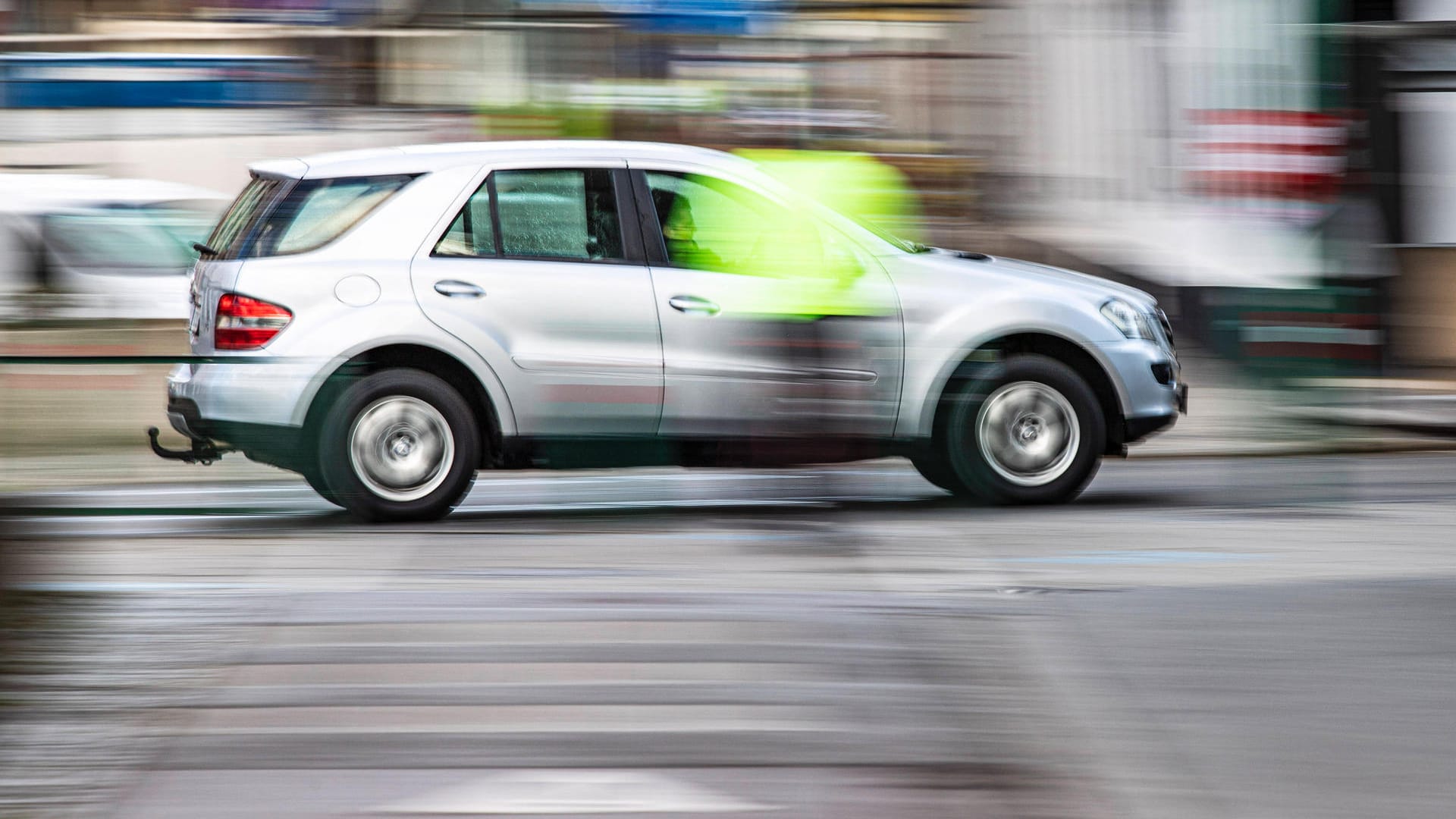Auto rast durch die Stadt (Symbolbild): Am Mittwoch lieferten sich ein 36-Jähriger und die Polizei ein Rennen durch Berlin. Auto rast durch die Stadt (Symbolbild): Am Mittwoch lieferten sich ein 36-Jähriger und die Polizei ein Rennen durch Berlin.