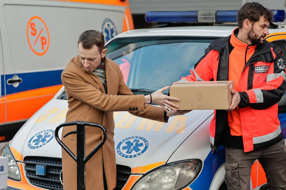 Helfer sammeln Hilfsgüter für den Transport: Von den Spendengeldern liefern die Hilfsorganisationen häufig dringend benötige Medikamente und medizinische Produkte in die Ukraine.