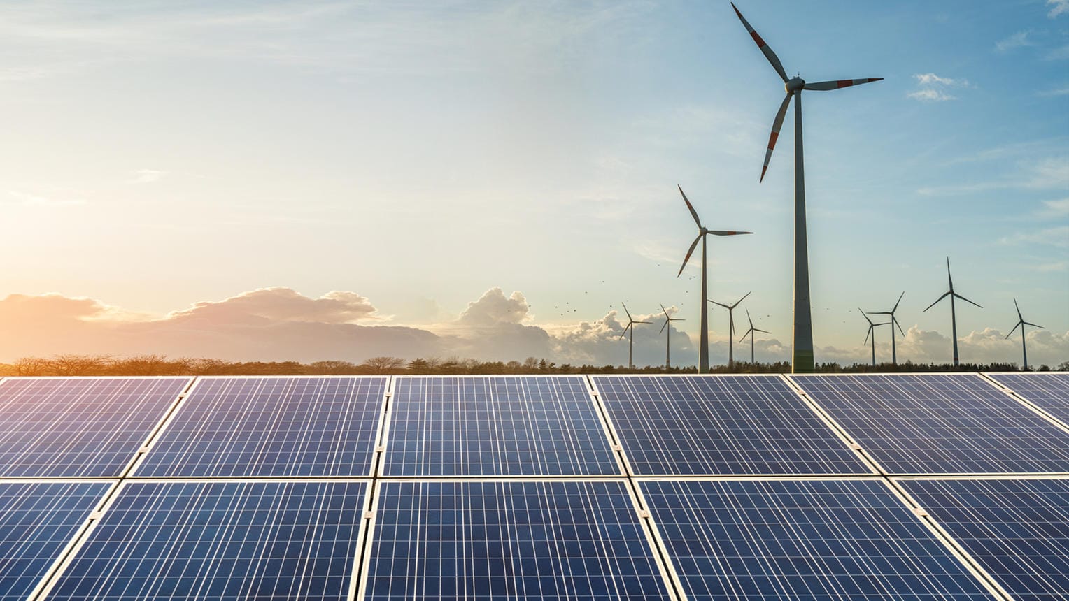 Sonne und Wind: Bei Strom von Solar- und Windkraftanlagen spricht man häufig auch von sauberer Energie.