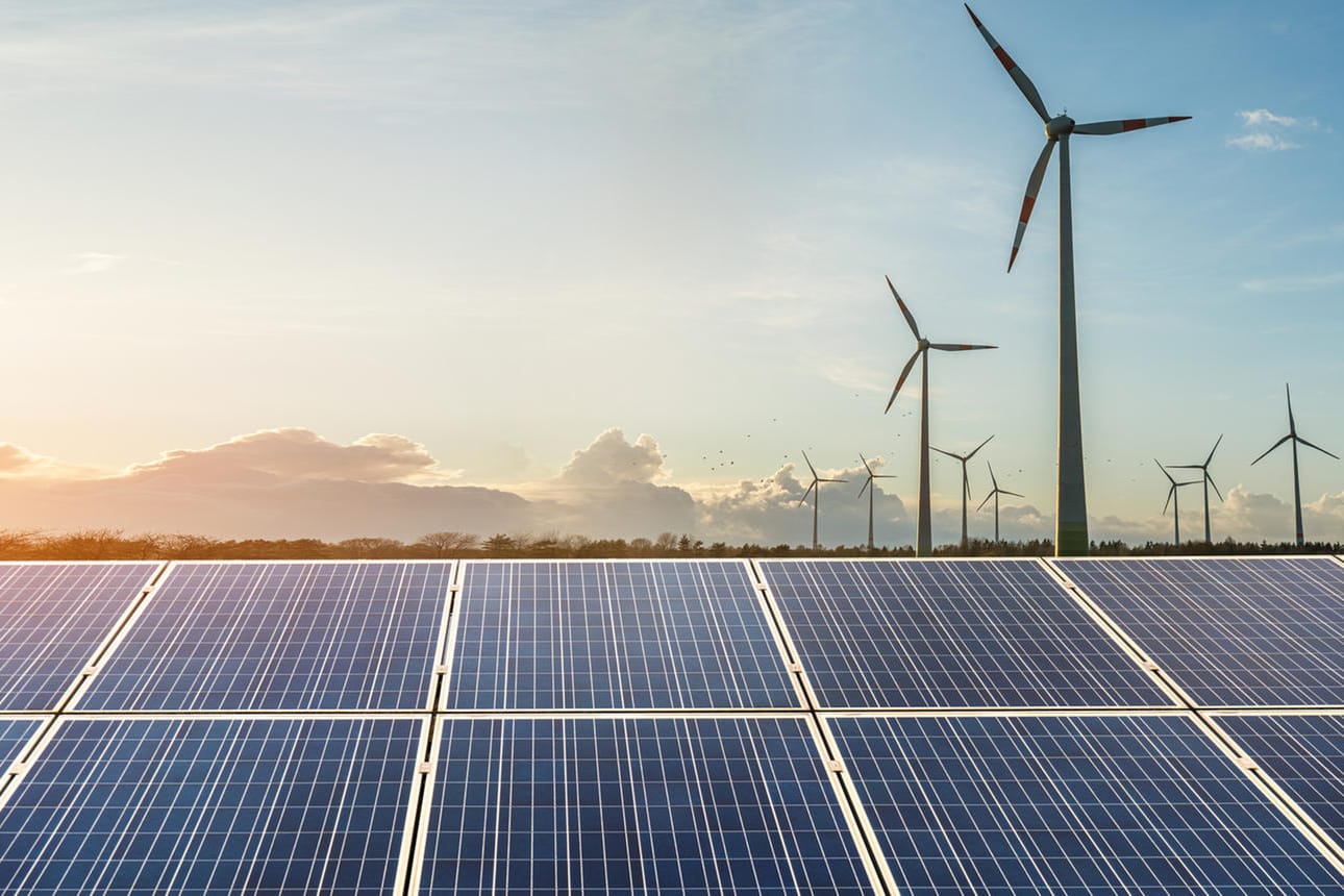 Sonne und Wind: Bei Strom von Solar- und Windkraftanlagen spricht man häufig auch von sauberer Energie.