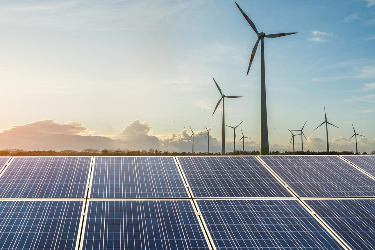 Sonne und Wind: Bei Strom von Solar- und Windkraftanlagen spricht man häufig auch von sauberer Energie.