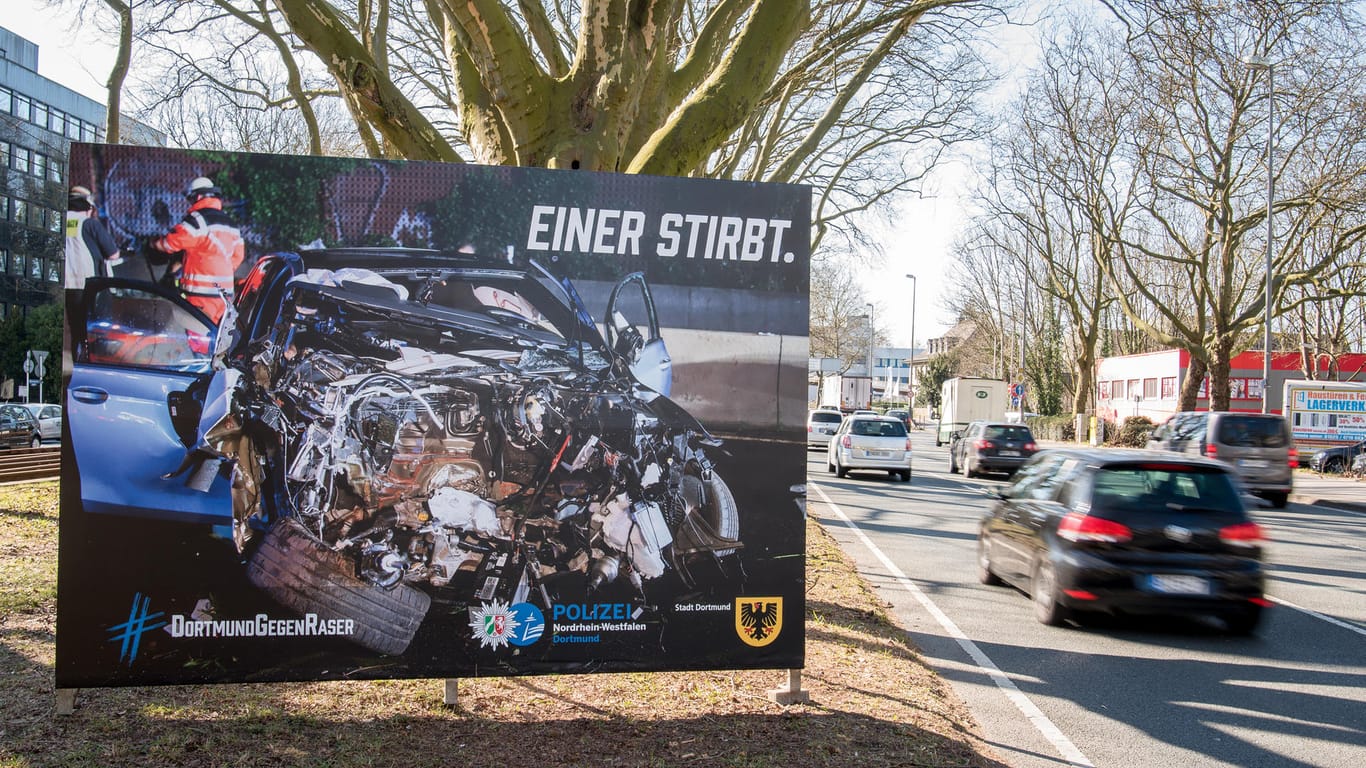 Ein Plakat an der Dortmunder B1: Stadt und Polizei versuchen, die Raser zu sensibilisieren.