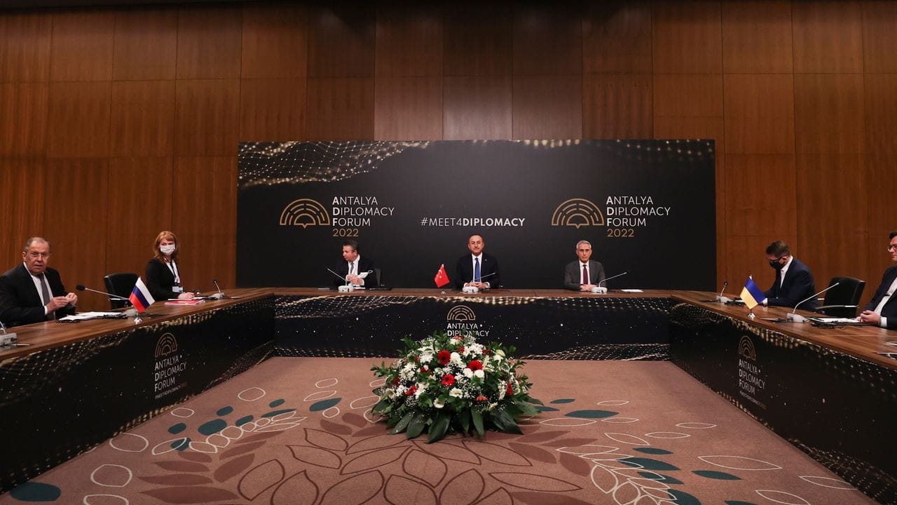 Die Türkei hatte sich als Vermittlerin zwischen der Ukraine und Russland angeboten - das Treffen von Kuleba und Lawrow fand deshalb in Antalya statt.