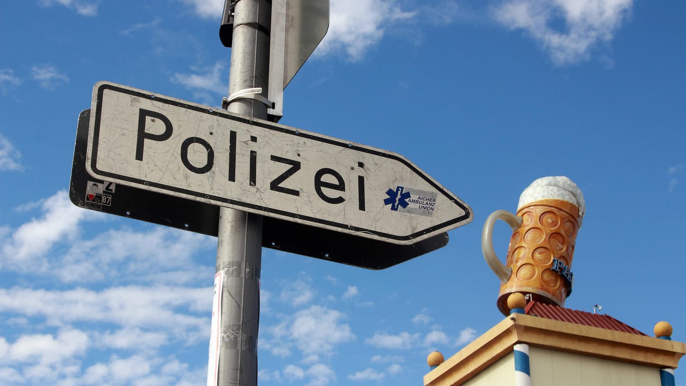 Hinweisschild Polizei mit Bierkrug vom Paulaner Festzelt auf den Münchner Oktoberfest (Symbolbild): Polizist soll auf der Wiesn Drogen geschmuggelt haben