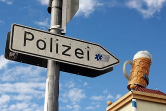 Hinweisschild Polizei mit Bierkrug vom Paulaner Festzelt auf den Münchner Oktoberfest (Symbolbild): Polizist soll auf der Wiesn Drogen geschmuggelt haben
