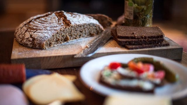 Abendbrot: Der Brauch, abends kalt zu essen, wird zunehmend vom Trend zur abendlichen warmen Hauptmahlzeit verdrängt.