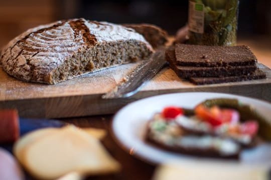 Abendbrot: Der Brauch, abends kalt zu essen, wird zunehmend vom Trend zur abendlichen warmen Hauptmahlzeit verdrängt.