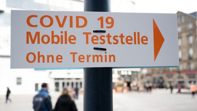 Der Weg zu einer Mobilen Teststelle auf Covid-19 ist in der Dortmunder Innenstadt ausgeschildert.