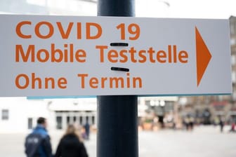 Der Weg zu einer Mobilen Teststelle auf Covid-19 ist in der Dortmunder Innenstadt ausgeschildert.