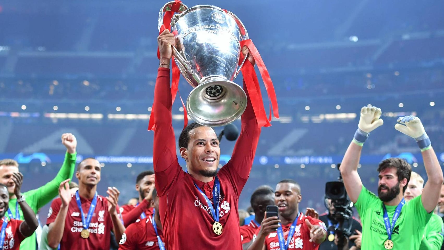 Virgil van Dijk mit dem Henkelpott im Sommer 2019.