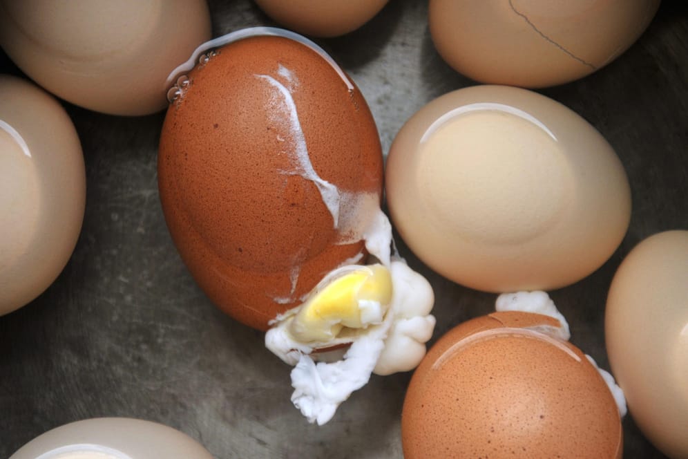 Eier kochen: Wenn die Schale platzt, ist das ärgerlich.