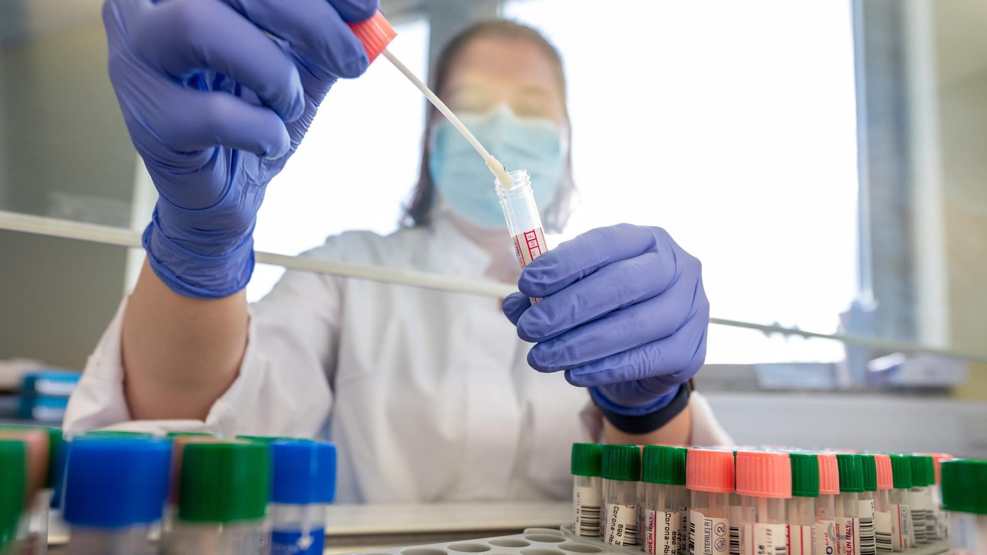 Coronavirus-Testlabor in Sachsen: In und um Leipzig ist die Inzidenz zur Zeit besonders hoch.
