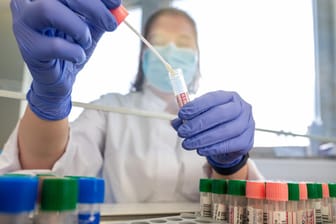 Coronavirus-Testlabor in Sachsen: In und um Leipzig ist die Inzidenz zur Zeit besonders hoch.