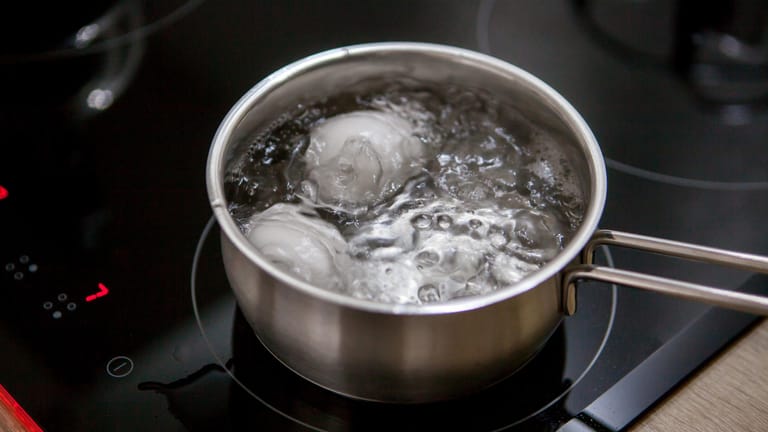 Eier kochen: Sie sollten Eier nie in kochendes Wasser geben.