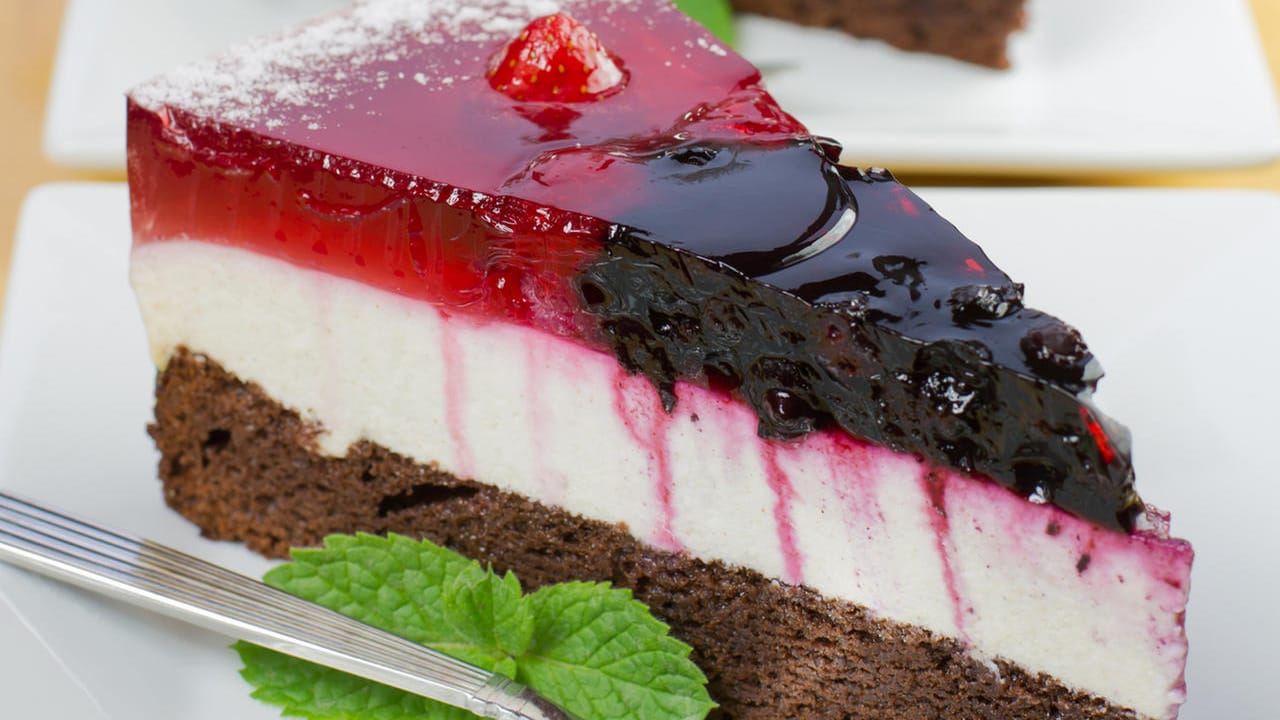 Schokokuchen mit Mascarpone und Beeren: Fruchtig süßer Beerenkuchen mit Mascarpone für die heißen Tage.