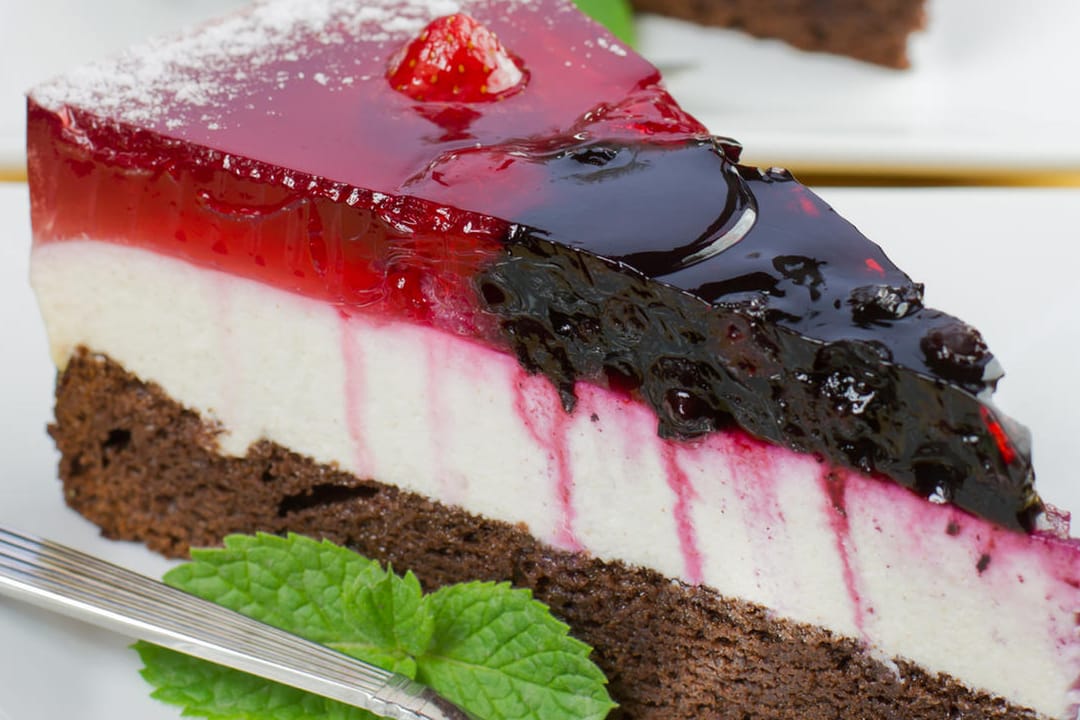 Schokokuchen mit Mascarpone und Beeren: Fruchtig süßer Beerenkuchen mit Mascarpone für die heißen Tage.