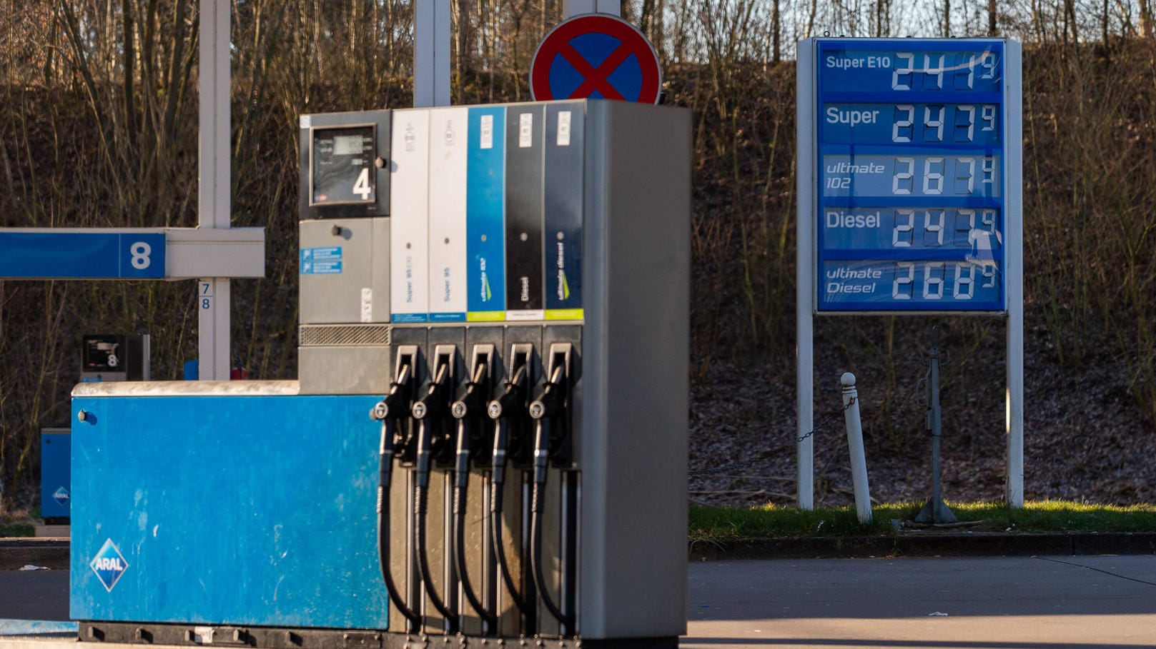 Preise für Benzin- und Diesel-Kraftstoff an einer Tankstelle an der A3: Der Abschied vom russischen Öl dürfte vergleichsweise leicht fallen. Beim Erdgas sieht das anders aus.