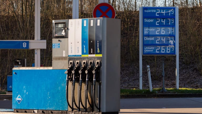 Preise für Benzin- und Diesel-Kraftstoff an einer Tankstelle an der A3: Der Abschied vom russischen Öl dürfte vergleichsweise leicht fallen. Beim Erdgas sieht das anders aus.