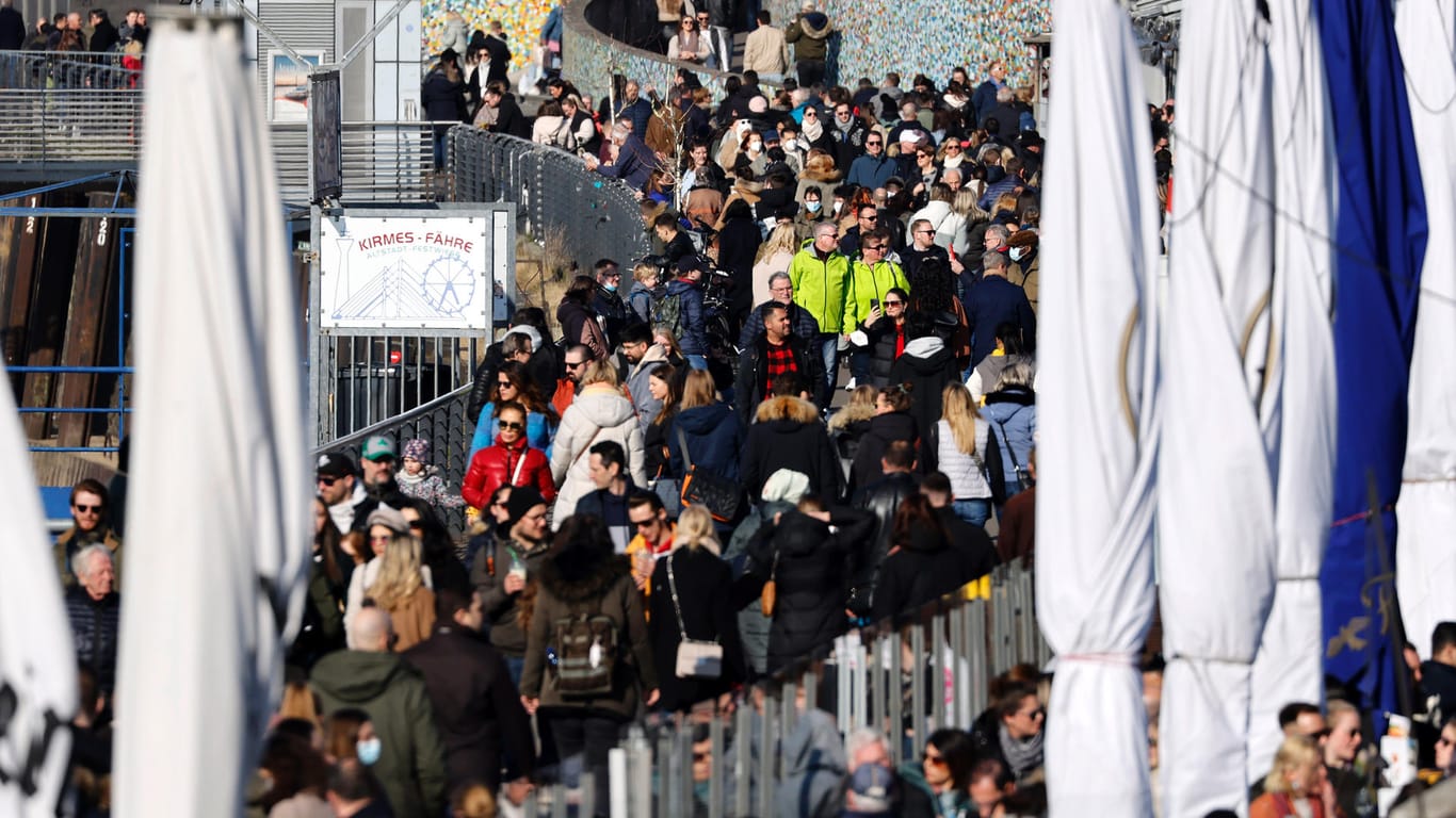 Rheinuferpromenade in Düsseldorf am vergangenen Wochenende: Sind wir in der nächsten Corona-Welle?