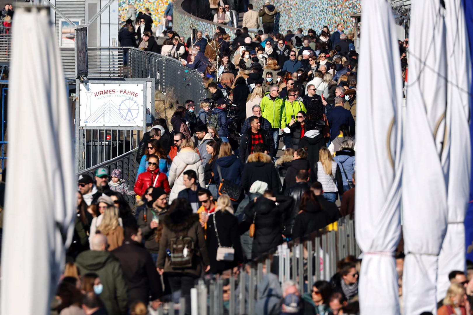 Rheinuferpromenade in Düsseldorf am vergangenen Wochenende: Sind wir in der nächsten Corona-Welle?