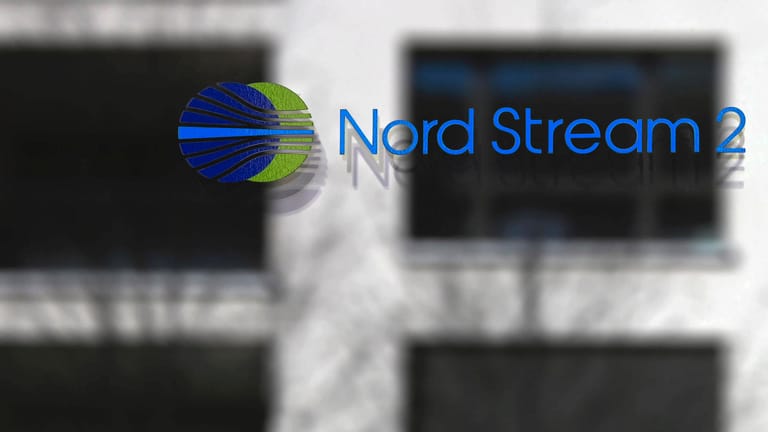 Das Logo der Pipeline-Firma Nord Stream 2 an einem Bürogebäude in Zug, Schweiz: Das Gnehmigungsverfahren für das Megaprojekt wurde bereits ausgesetzt. Nun will die Bundesregierung ganz weg von russischen Energieimporten. Doch das ist nicht so leicht.