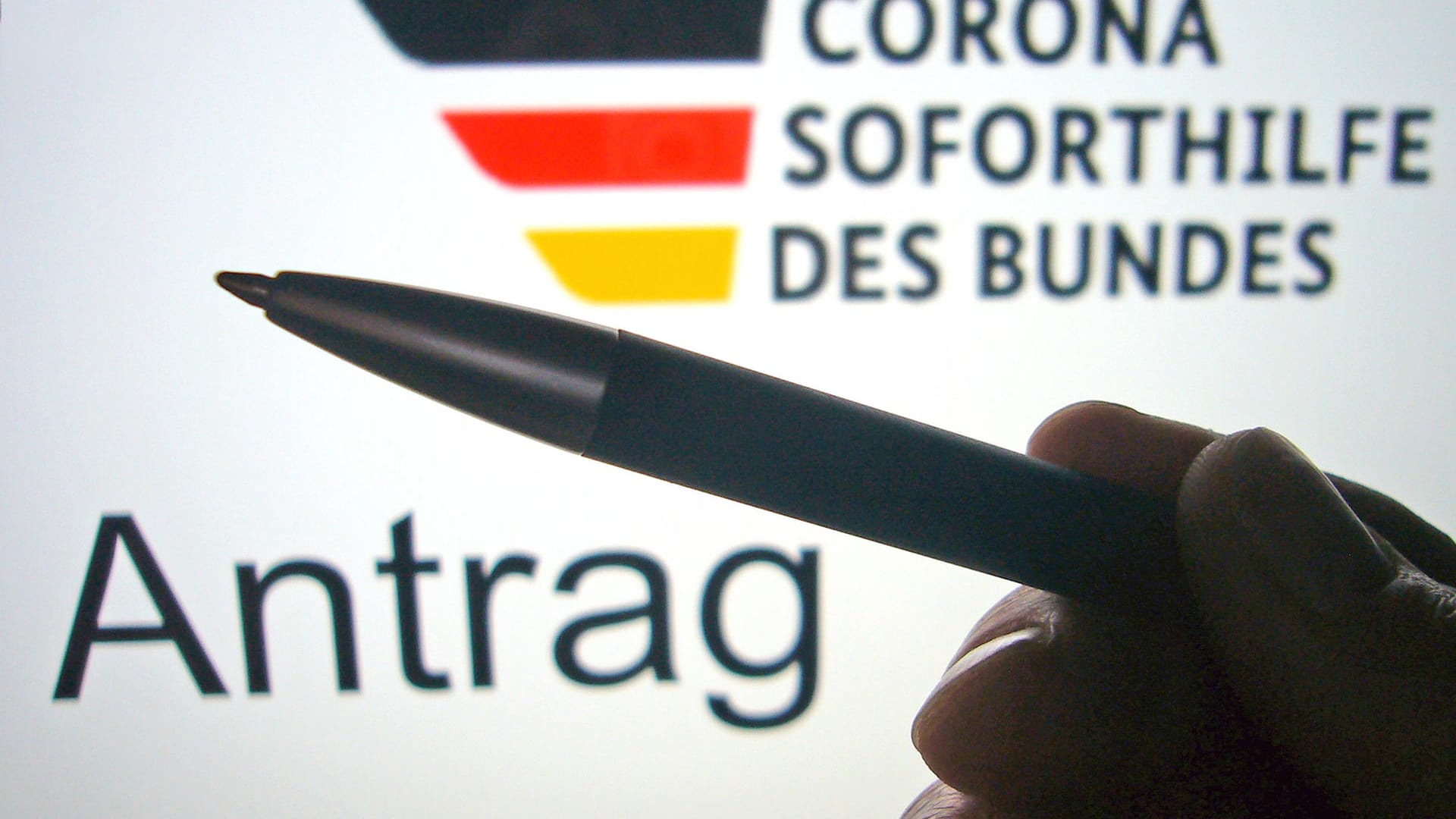 Ein Kugelschreiber vor dem Antragsformular für Soforthilfe (Symbolbild): Der Angeklagte wollte 5.000 Euro vom Bund, die ihm nicht zustanden. Ein Kugelschreiber vor dem Antragsformular für Soforthilfe (Symbolbild): Der Angeklagte wollte 5.000 Euro vom Bund, die ihm nicht zustanden.