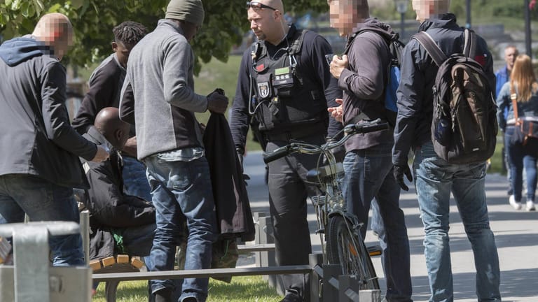 Polizisten kontrollieren eine Gruppe Männer im Görlitzer Park (Archivbild): Hier hat die Stadt besonders mit Drogenkriminalität zu kämpfen.