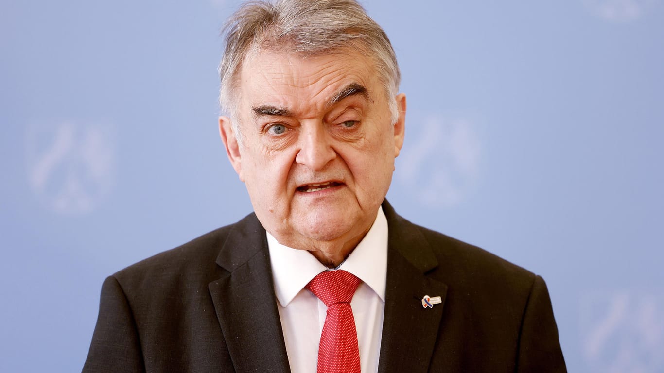NRW-Innenminister Herbert Reul (CDU): Das Innenministerium in Nordrhein-Westfalen hat einen Verein verboten, der im islamistischen Spektrum verortet wird.