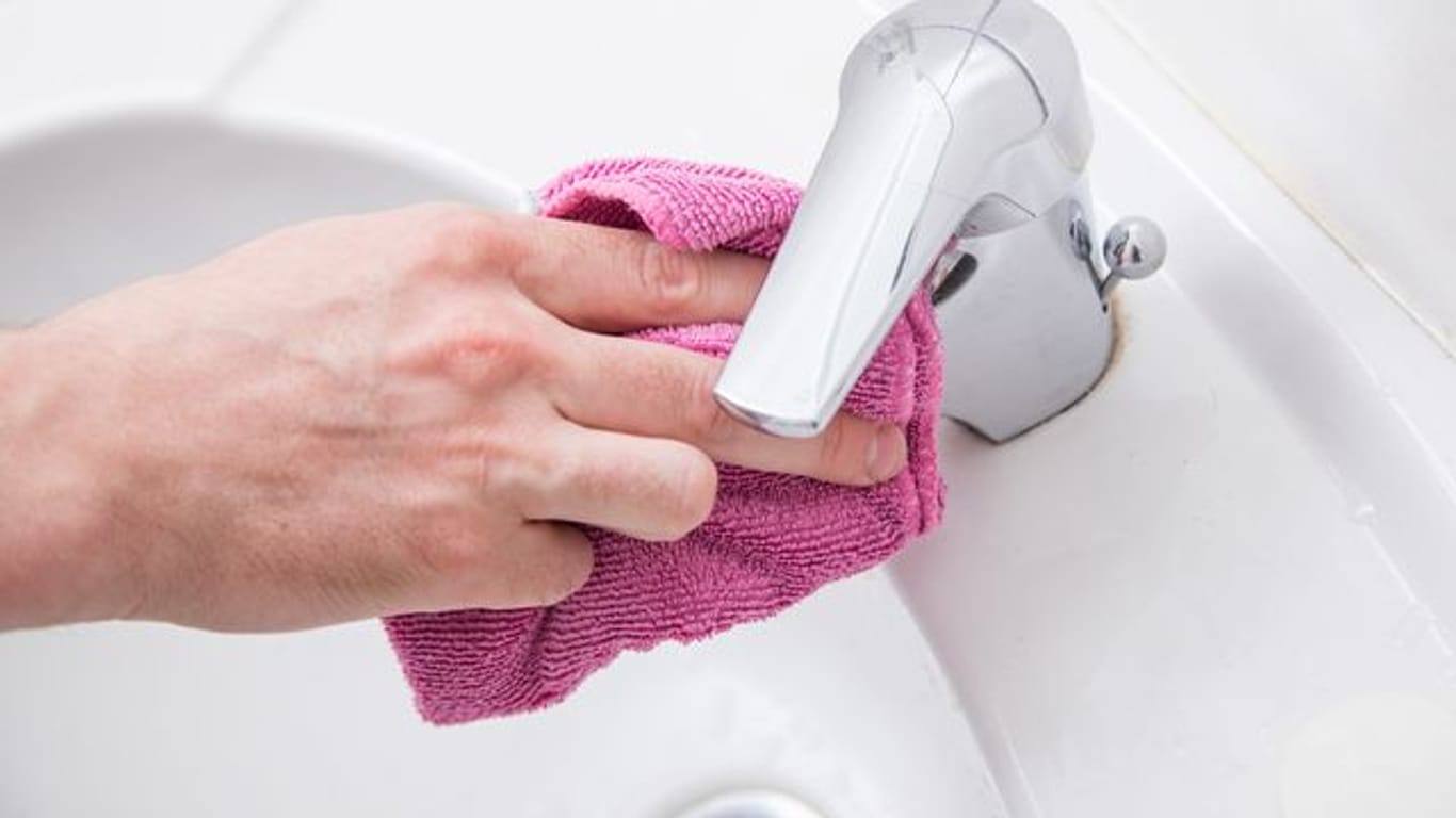 Zu Hause braucht es zum Putzen nicht unbedingt Desinfektionsreiniger - etwas Spüli auf einem Mikrofasertuch tut es meistens auch.