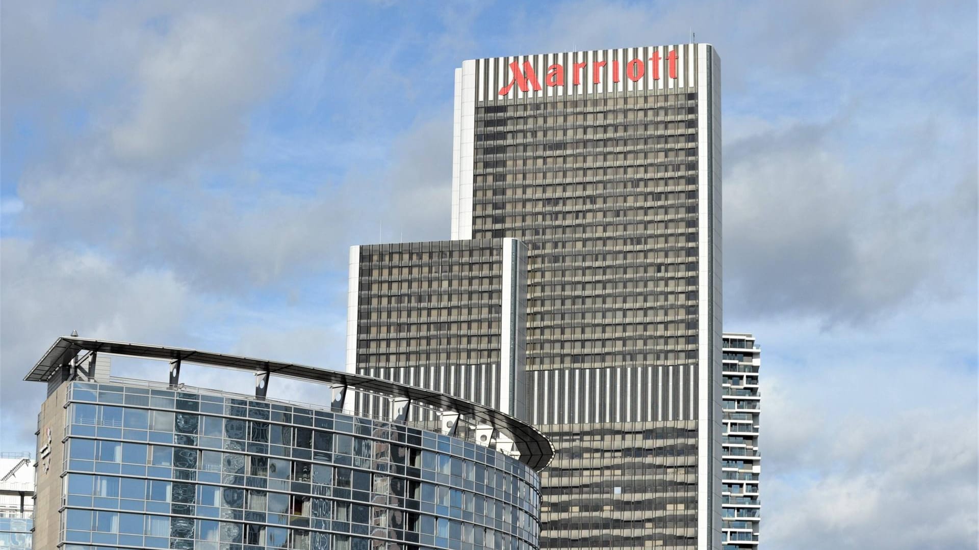 Das Marriott Hotel in Frankfurt (Archivbild): 220 Hotels in Hessen sollen Geflüchtete aufnehmen.