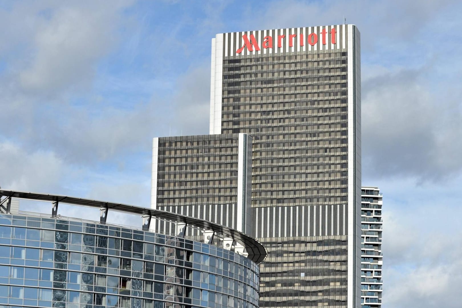 Das Marriott Hotel in Frankfurt (Archivbild): 220 Hotels in Hessen sollen Geflüchtete aufnehmen.