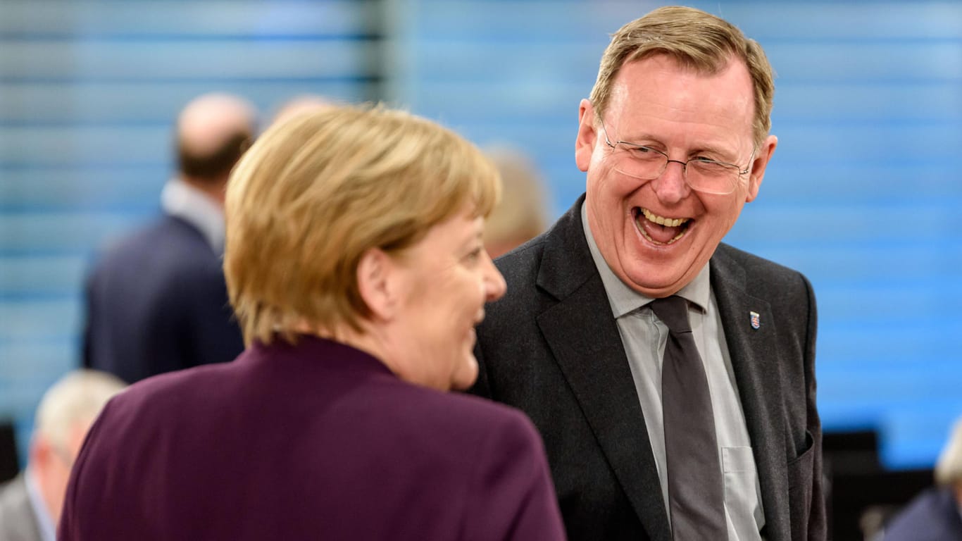 Keine Videokonferenz, kein Maskenball: Bei der Ministerpräsidentenkonferenz am 12. März 2020 lachten Angela Merkel und Bodo Ramelow noch gemeinsam.