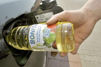 Rapsöl im Tank: So manches Auto lässt sich damit tatsächlich fahren. Ist Speiseöl also eine günstige Alternative zum Diesel von der Tanke?