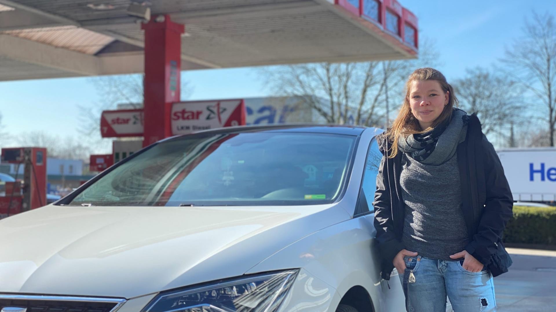 Die Alleinerziehende Juliane R. steht an einer Hamburger Tankstelle: Weil die Spritpreise explodieren, meidet sie das Auto so oft es geht.