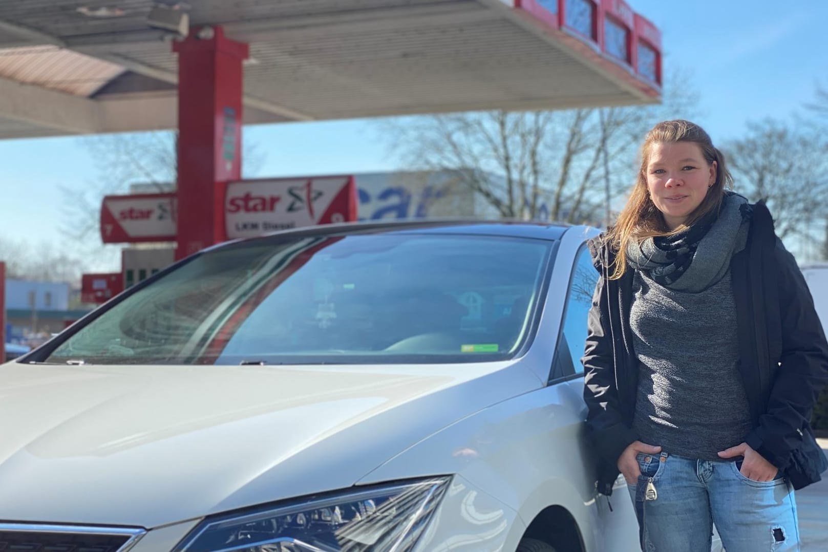 Die Alleinerziehende Juliane R. steht an einer Hamburger Tankstelle: Weil die Spritpreise explodieren, meidet sie das Auto so oft es geht.