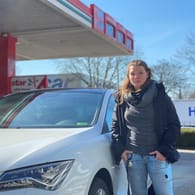 Die Alleinerziehende Juliane R. steht an einer Hamburger Tankstelle: Weil die Spritpreise explodieren, meidet sie das Auto so oft es geht.