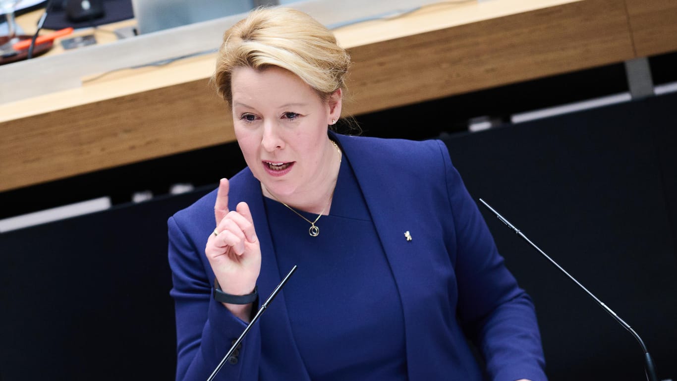Franziska Giffey (SPD), regierende Bürgermeisterin von Berlin, spricht im Abgeordnetenhaus: Sie schränkte ihre Forderung nach Hilfe von der Bundeswehr wieder ein.