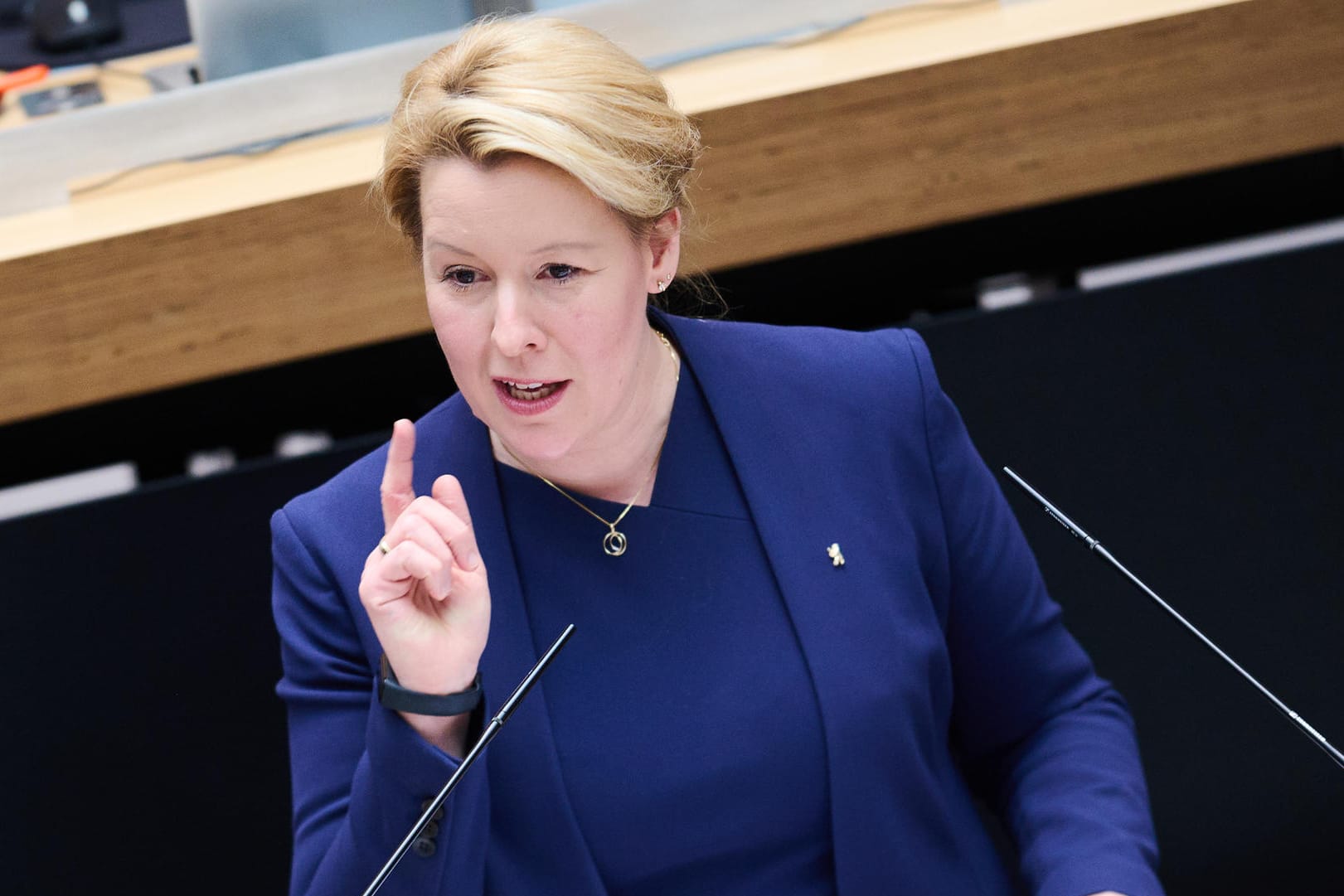 Franziska Giffey (SPD), regierende Bürgermeisterin von Berlin, spricht im Abgeordnetenhaus: Sie schränkte ihre Forderung nach Hilfe von der Bundeswehr wieder ein.