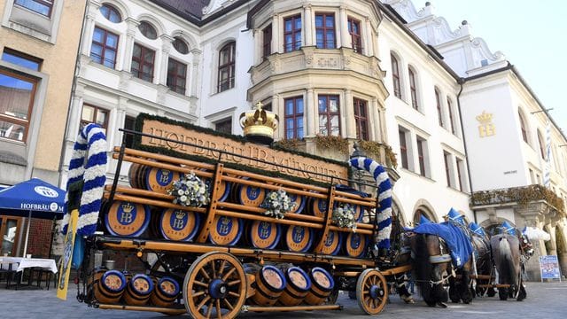 Eine Brauereikutsche steht vor dem Hofbräuhaus in München.