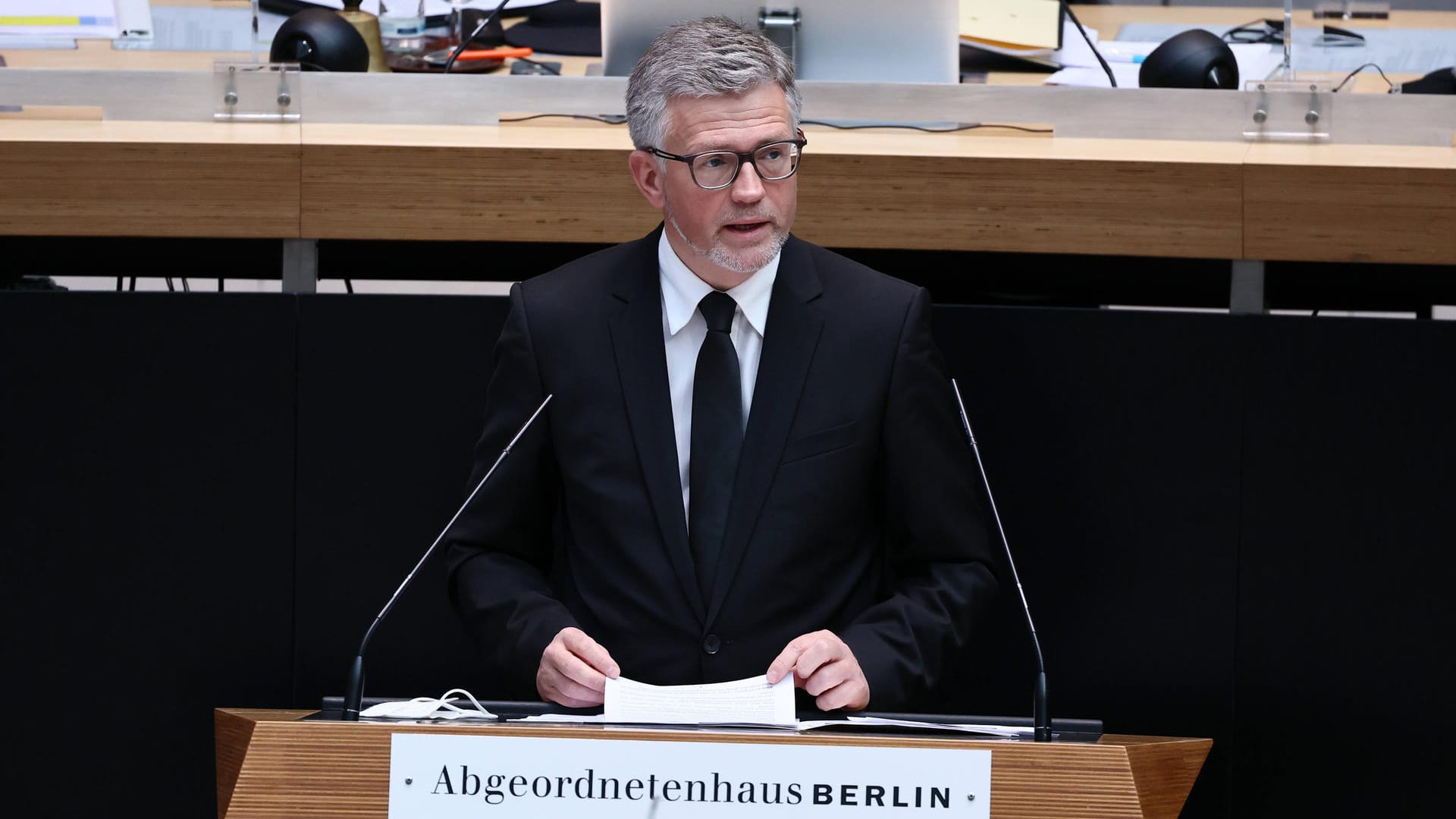 Der ukrainische Botschafter in Deutschland, Andrij Melnyk, im Berliner Abgeordnetenhaus: "Wir brauchen eine Berliner Luftbrücke 2.0, nur diesmal auf dem Landweg". Der ukrainische Botschafter in Deutschland, Andrij Melnyk, im Berliner Abgeordnetenhaus: "Wir brauchen eine Berliner Luftbrücke 2.0, nur diesmal auf dem Landweg".