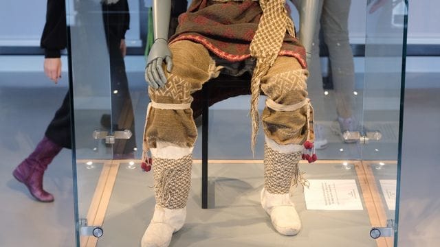 Die Rekonstruktion einer Hose aus der Zeit um 1000 vor Christus, ausgestellt im Foyer des Staatlichen Museums für Archäologe in Chemnitz.