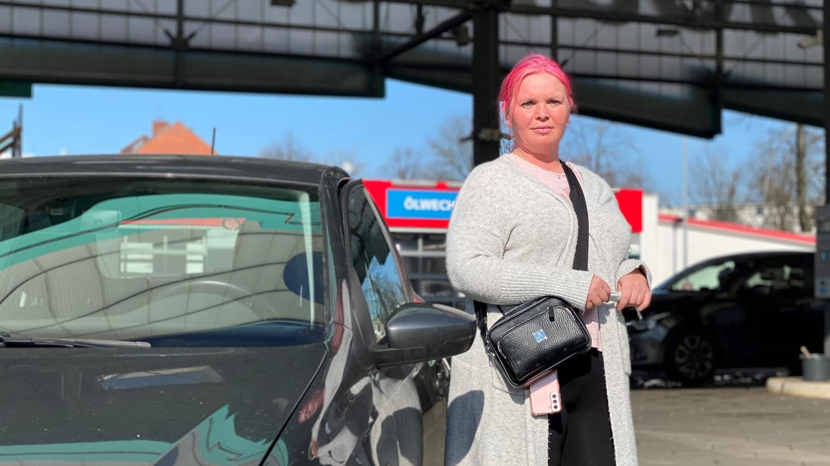 An der Tankstelle: Für Kosmetikerin Daniela ist der Umstieg auf den ÖPNV keine Option.