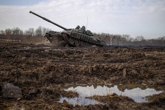 Russische Panzer fahren durch den Schlamm: Jetzt kommt Putins Invasion auch noch das Wetter in die Quere.