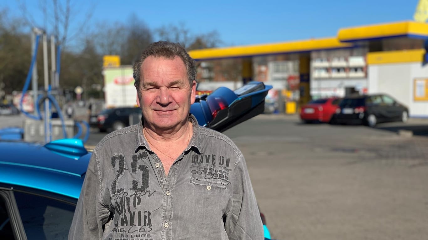 Rentner Thomas Zanger (62) beim Tanken: Er rechnet mit noch höheren Benzinpreisen in den nächsten Wochen.