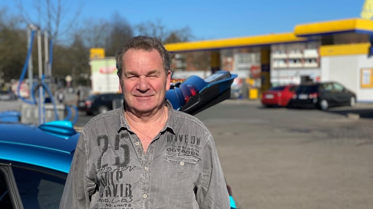 Rentner Thomas Zanger (62) beim Tanken: Er rechnet mit noch höheren Benzinpreisen in den nächsten Wochen.