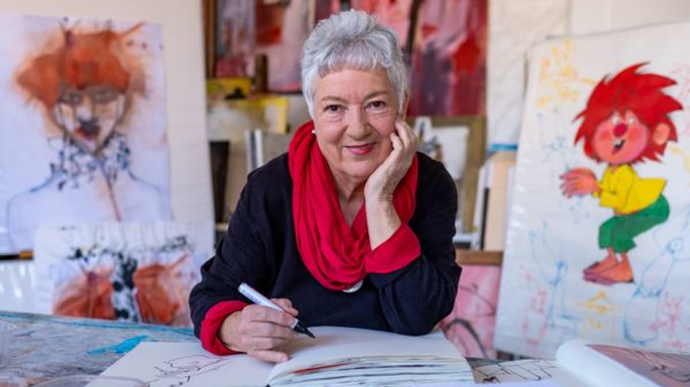 Illustratorin Barbara von Johnson in ihrem Atelier in München neben einem Bild von Pumuckl. Seit Jahrzehnten begeistert Kobold Pumuckl Generationen von Kindern. Nun wird die Illustratorin und Künstlerin 80 Jahre alt.